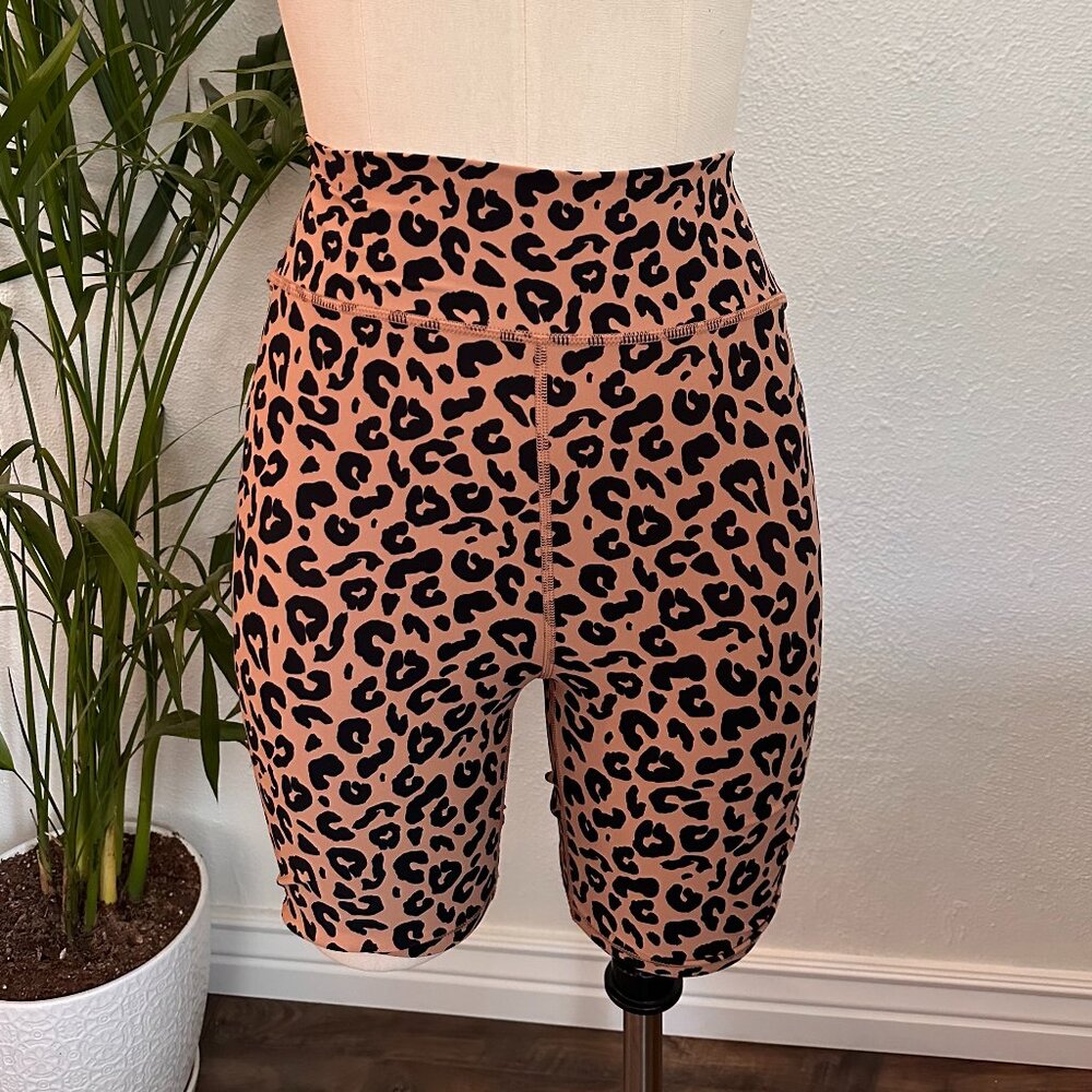 White Fox Boutique Active High Waisted Tan Leopard Print Biker Shorts Size M - Picture 2 of 8